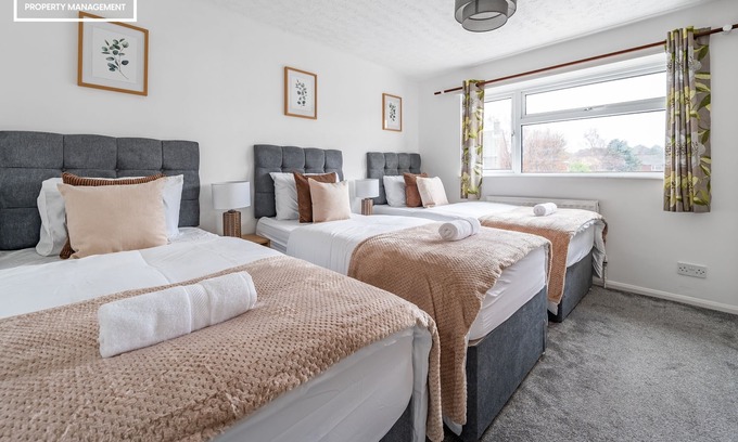 Camberley House | Cozy 3 bedroom house by Firoz