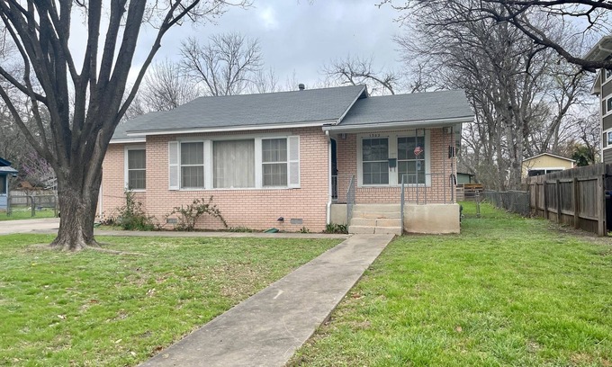 Brentwood House | Cozy 3-bedroom house in charming Austin with AC, Wi-Fi