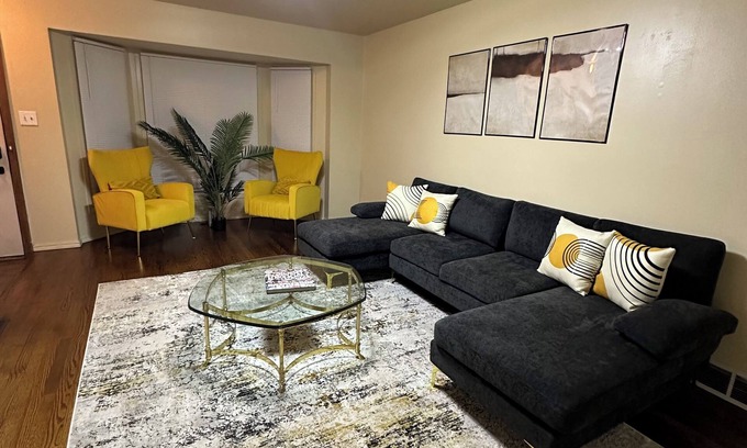 Southfield House | Cozy 3 bedroom house in Southfield with Wifi full kitchen and smart TVs