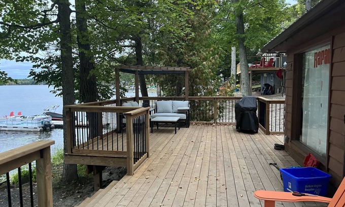 Centre Hastings Cottage | Cozy 3 Bedroom Lakefront Cottage w/Huge Deck Overlooking Lake