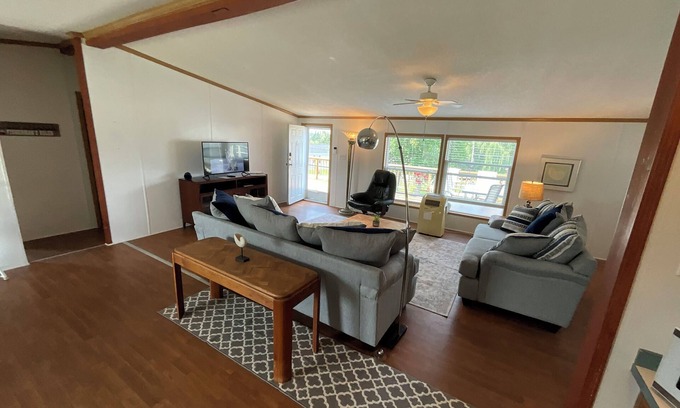 Clayton House | Cozy 3-bedroom mobile home in tranquil Clayton, Free Boat Tour 5 Days+