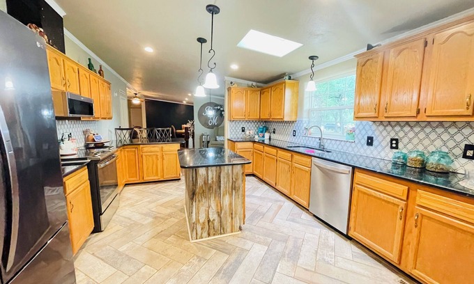 Edmond House | Cozy 3-bedroom mobile home in serene Edmond and animal friendly