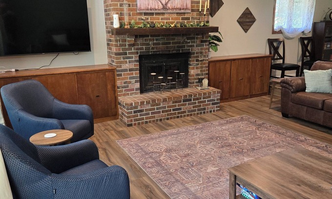 Lincoln House | Cozy 3-bedroom open floor plan house in charming Lincoln with WiFi, AC,
