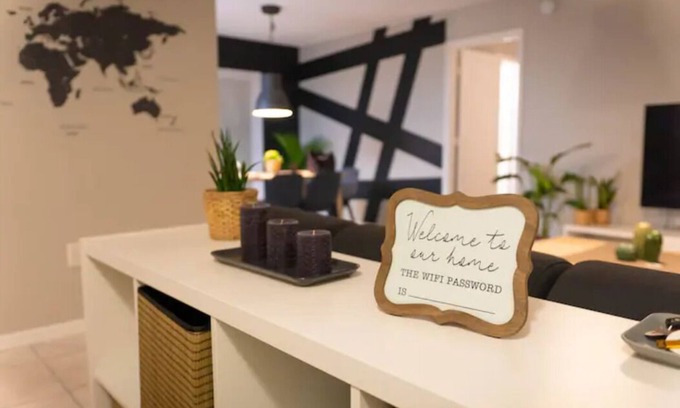 Campbell House | Cozy 3-Bedroom Retreat - Only 25 Mins from Disney!