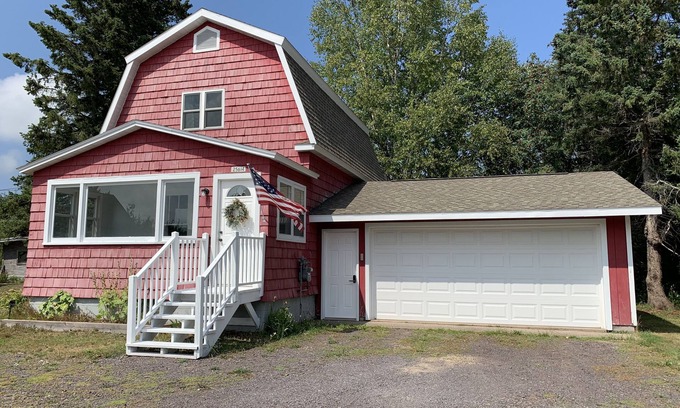 Calumet House | Cozy 3 bedroom home with garage & sauna