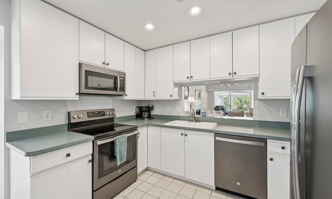 The Meadows Condo | Cozy 3 bedroom with pool access close to Sarasota beaches, shopping & dining.n