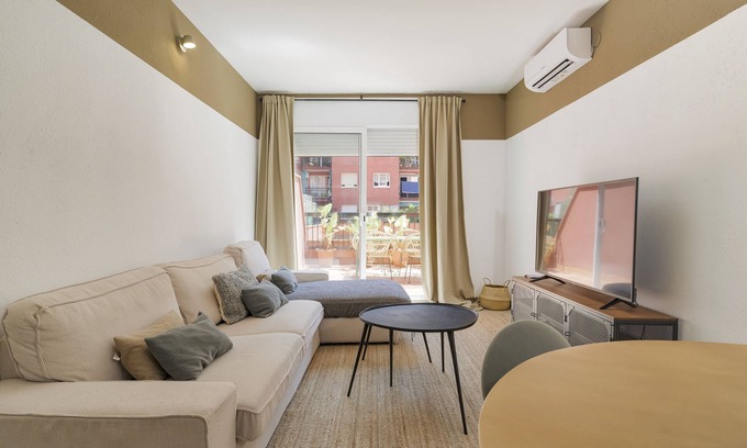 Sant Andreu de Palomar Apartment | Cozy 3 bedrooms in a residential area