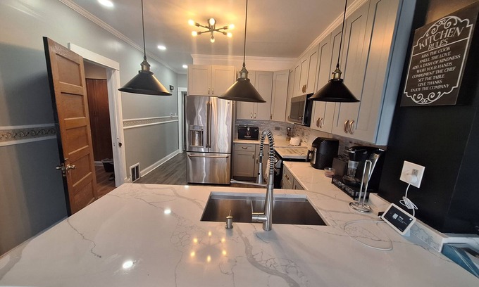 Cicero House | Cozy 3-bedrooms w/full kitchen bungalow in Chicago area (15-mins to downtown)