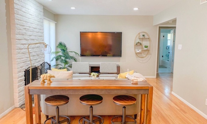 Anaheim Resort House | Cozy 3 Br private house near Disneyland, Anaheim Convention, Old town Orange
