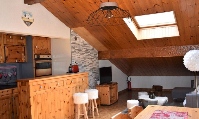 Pralognan-la-Vanoise Apartment | Cozy 3-Room Apartment with South Balcony, 400m from Shops and Cable Cars