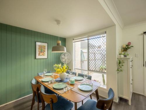 Underwood House | Cozy 3B2B Townhouse w Parking Backyard Malls and Parks