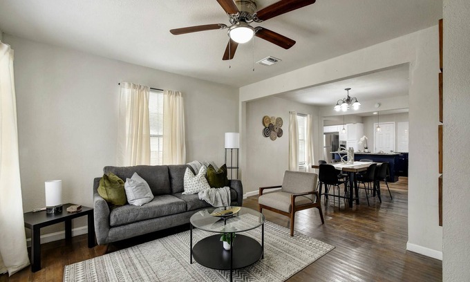 Eastside Promise Neighborhood House | Cozy 3bd & 2ba home near DT, Riverwalk, Pearl & Dome