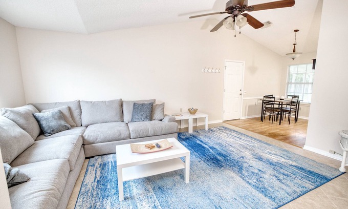 Gulf Breeze House | Cozy 3BD close to Pensacola & Navarre Beaches!