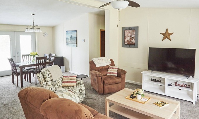 Independence House | Cozy 3bdr Home/Centrally located for KC Visitors/Families
