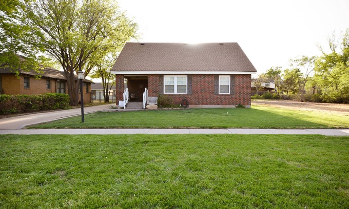Amarillo House | Cozy 3BR/2BA remodeled bath/park view and yard games!nDiscounts given here.