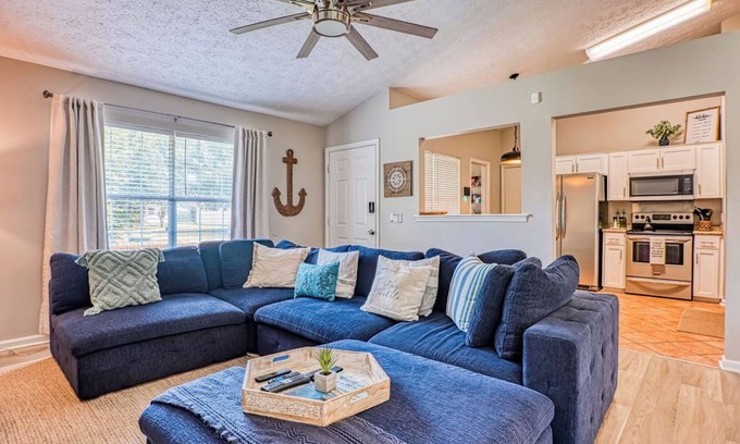 Whitemarsh Island House | Cozy 3Br/2bath Home w/heated private pool near Savannah DT & Tybee beach