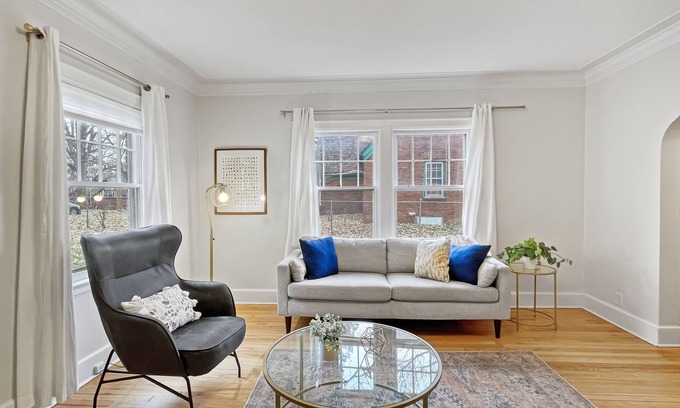 Des Moines Apartment | Cozy 3BR Home by Ingersoll Restaurant Scene