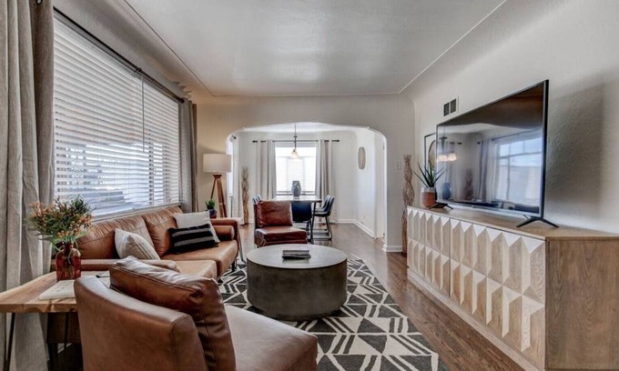 Barths House | Cozy 3BR Home w/King Bed & Backyard - Dog friendly