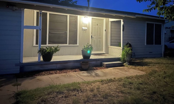 Vernon House | Cozy 3BR Near Restaurants & Shopping Area