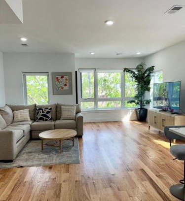 Ampere Apartment | Cozy 3BR Retreat with Rooftop Near EWR & NYC Access