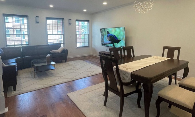 Potomac Falls House | Cozy 3level TH- private, SelfCheckin, near DC & airport. Fast WiFi, quiet & safe