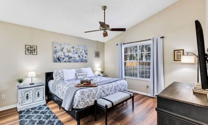 Sanford House | Cozy 4/2, Pool, Game & Bunk Room, 5* Location