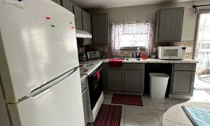 Huron House | Cozy 4 BDR House, Minutes from Cedar Point and the Beach!