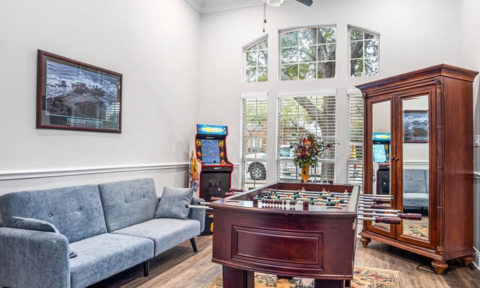Garland House | Cozy 4-Bdrm Retreat w/BBQ and Firepit - Ideal for Lrg Grps and Outdoor Living