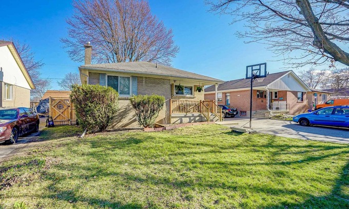 Ajax House | Cozy 4-Bedroom Bungalow