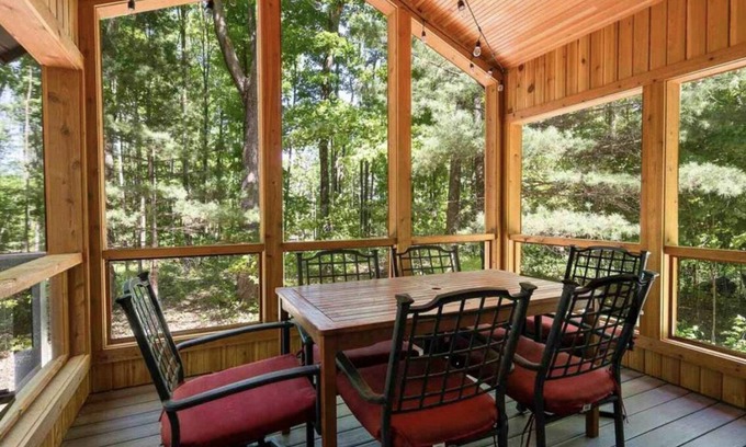 Harbor Springs House | Cozy 4-bedroom house in Harbor Springs! 5 minutes to Nub's Nob & Boyne Highlands