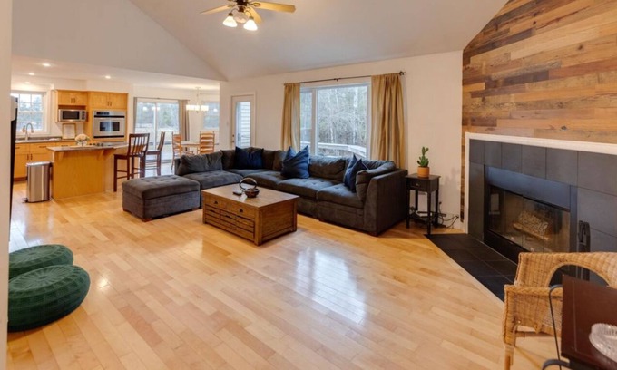 Franconia House | Cozy 4 bedroom house for rent in the heart of the Mountains. Minutes to Cannon.