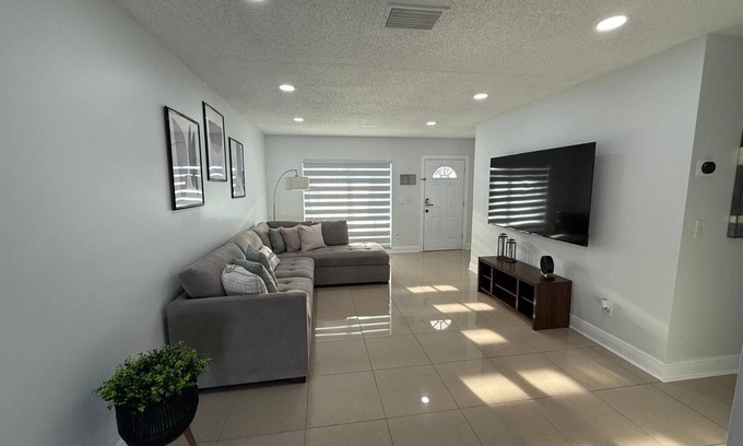 Bearss Plaza House | Cozy 4-bedroom House w/Pool, Tikihood, clean ambient, nice place near Airport!