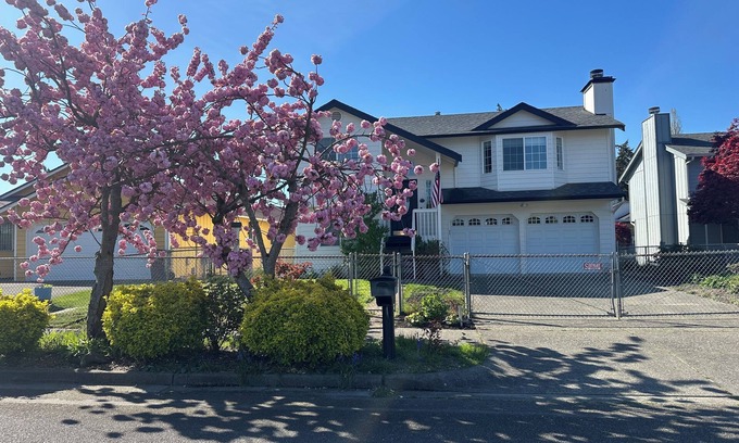 South End House | Cozy 4-bedroom house with WiFi, central air, & EV Charging in Tacoma