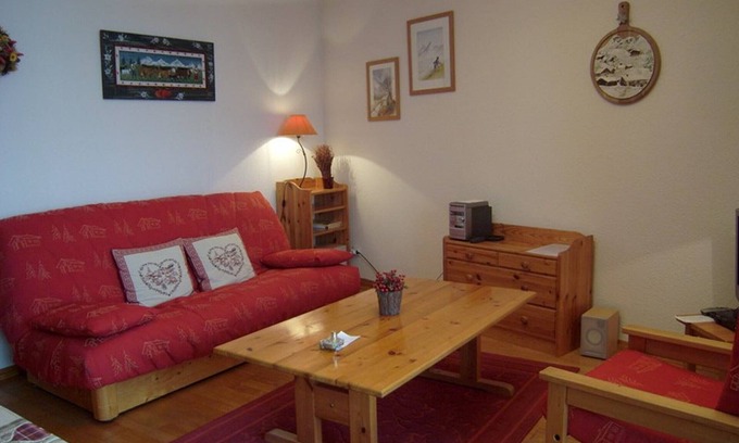 Crest-Voland Apartment | Cozy 4-Person Apartment, 200m from Ski Slopes and Shops, with Parking and Balcony