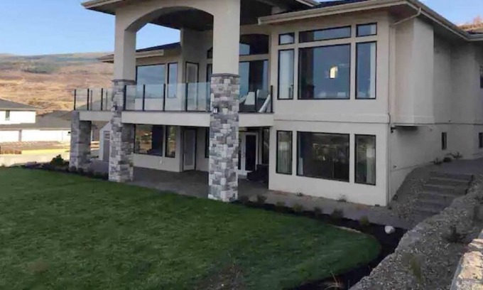 Southwest Mission House | Cozy 4BD Place with Lakeview in Kelowna