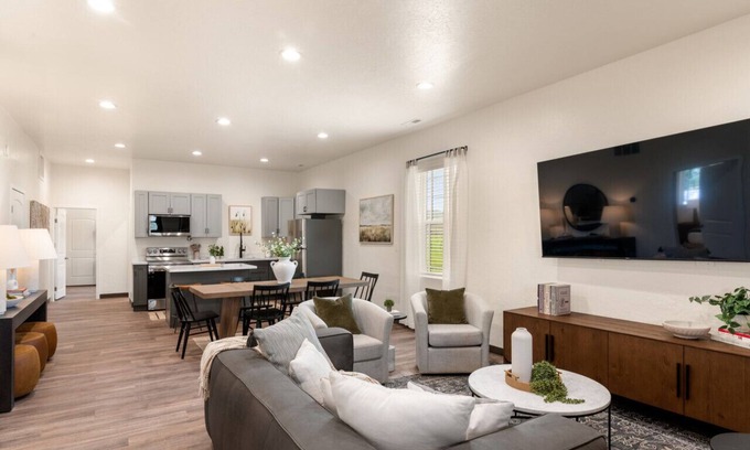 St. Charles Apartment | Cozy 4BR/2BA Condo by Bear Lake