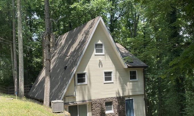 Silver Point Cabin | Cozy 4BR 3.5B cabin w/in walking distance to Hurricane Marina and Floating Mill