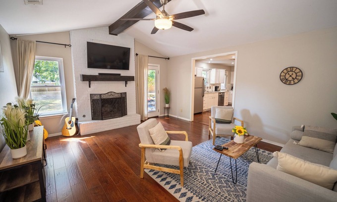 Coronado Hills House | Cozy 4BR, BBQ Grill, 10 minutes from Downtown!