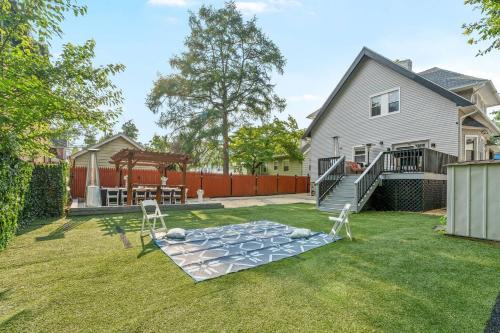 East Lansdowne House | Cozy 4BR Home, Sleeps 12, Near PHL, Eagles Field, UPENN, Fast Wi-Fi, Queen Bed, Parking