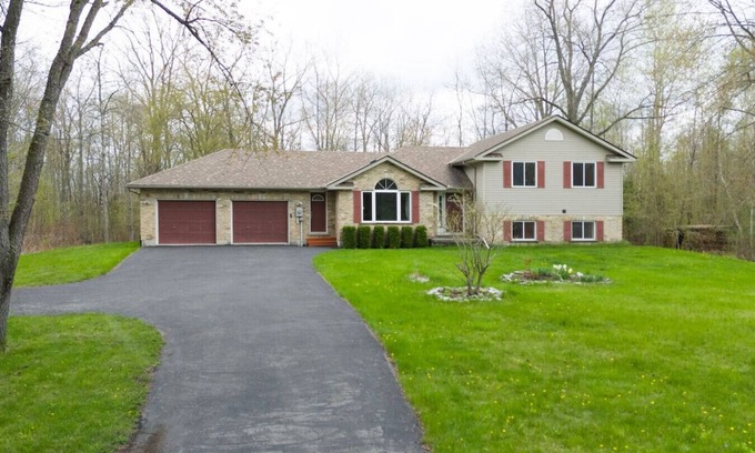 Carrying Place House | Cozy 4BR Retreat in Quinte West | BBQ & Backyard
