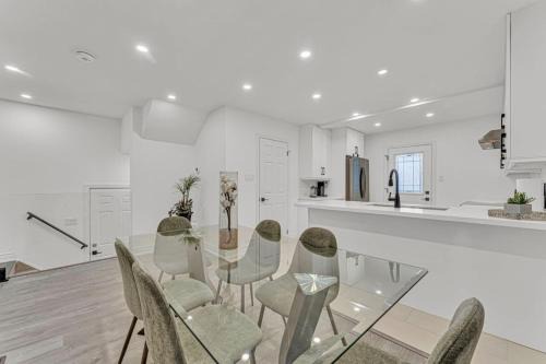 Hamilton House | Cozy 6BR Home -TiCats,Hospitals,Beach,First Ontario