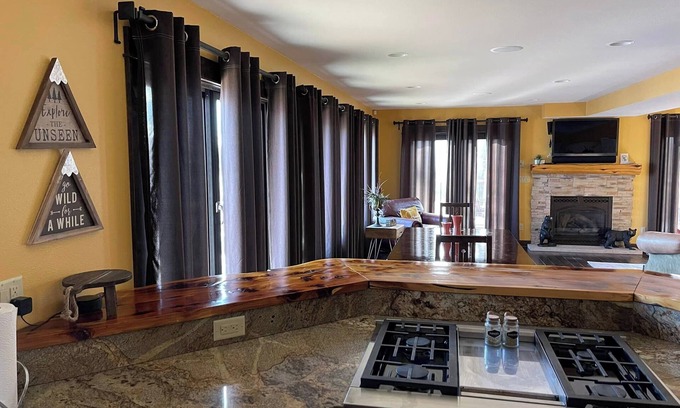 La Crosse Ski Chalet | Cozy 8 Person Chalet on the Bay