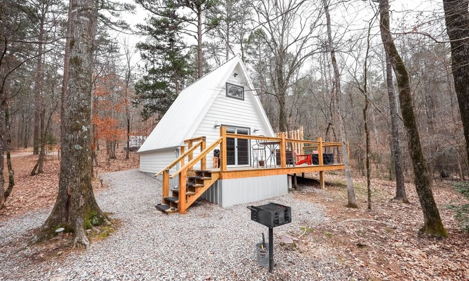 Royal Cabin | Cozy A-Frame w/hot tub-Near Pristine Lake Ouachita and Hot Springs National Park
