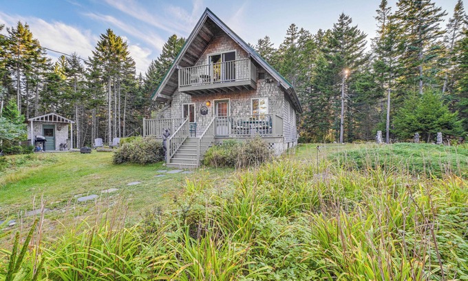 Prospect Harbor Cabin | Cozy Acadia Area Cabin, Walk to Beach & Lighthouse