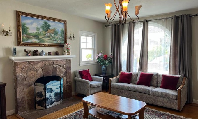 Downtown Apartment | Cozy Affordable Private Rooms near Grand Ave Miller