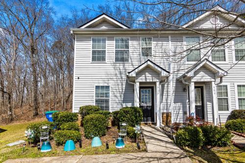 Church Street House | Cozy Airport Oasis Grey