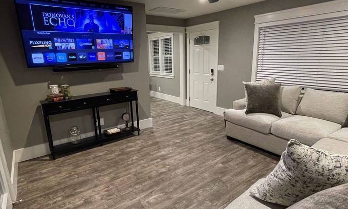 Oakdale Condo | Cozy and clean Oakdale corner cottage