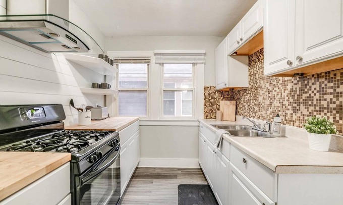 Detroit Apartment | Cozy and Comfortable Apartment