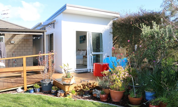 Greerton Cabin | Cozy and Comfortable newly built Self-contained Cabin
