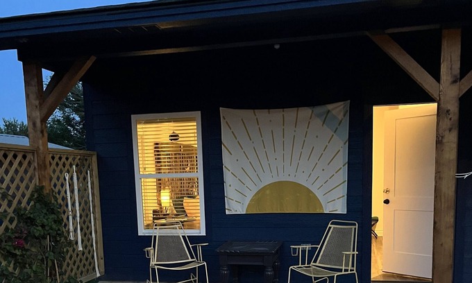 Lexington Cabin | Cozy and comfy lodging. Walking distance to the town square and BBQ!